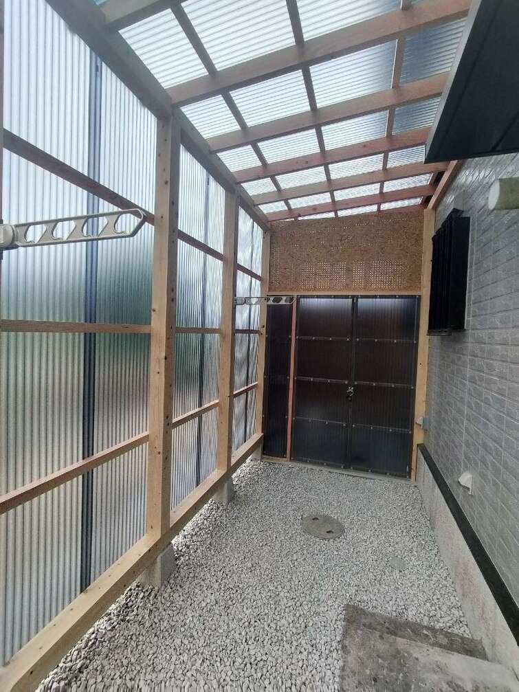 扉の中が米冷蔵庫で、扉は大工さんの手作りで しっかり鍵付きの扉を設置。防犯面を強化！