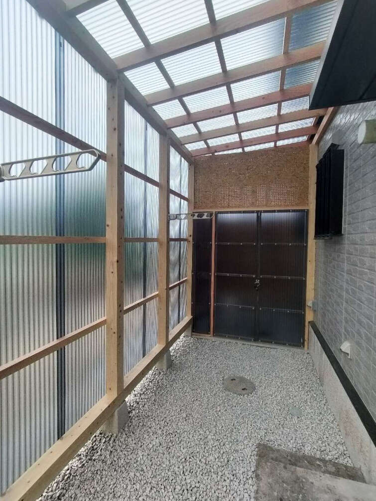 扉の中が米冷蔵庫で、扉は大工さんの手作りで しっかり鍵付きの扉を設置。防犯面を強化！