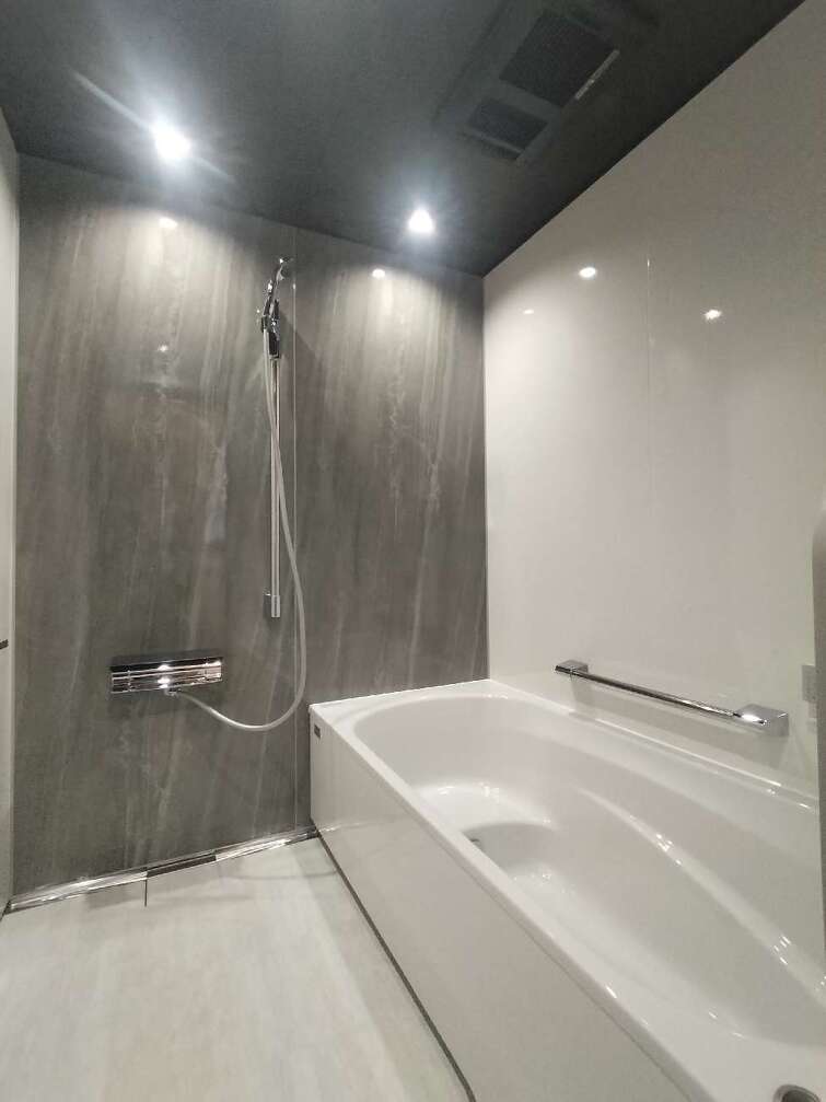 【施工後】ご夫婦で相談しながら選ばれたカラーで、トレンド感のあるシックで落ち着いた空間に