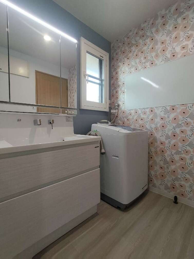 【施工後】脱衣所のクロスは奥様のお好みに合わせたかわいいデザイン