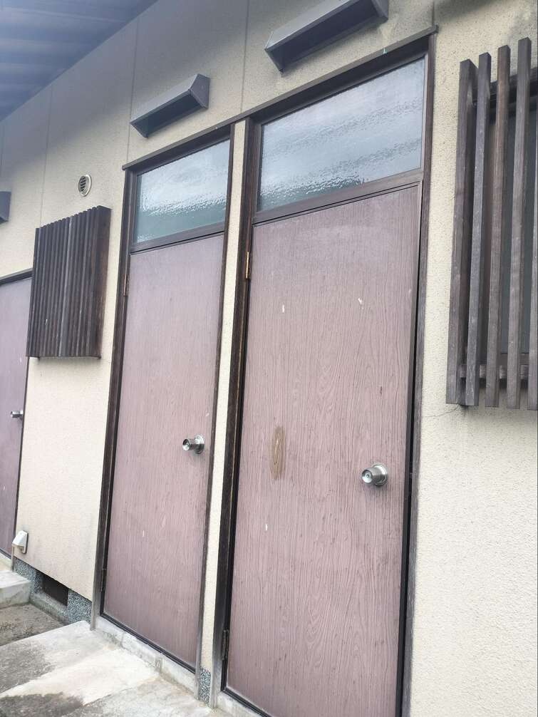 屋外の和式トイレ