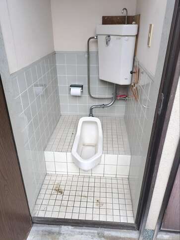 屋外の和式トイレ