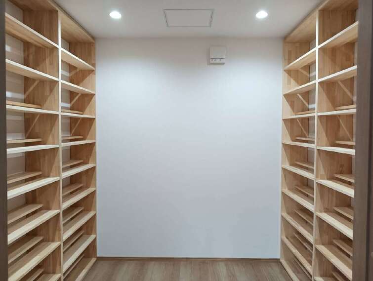 アベルホームの現場監督が寸法に合わせて図面を作成し、大工が一から丁寧に造作した特注仕様の本棚