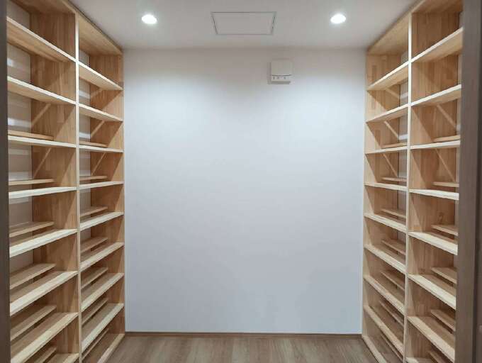 アベルホームの現場監督が寸法に合わせて図面を作成し、大工が一から丁寧に造作した特注仕様の本棚