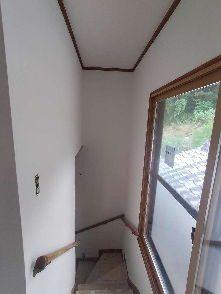 ホールの掃き出し窓には内窓を施工して断熱性を向上