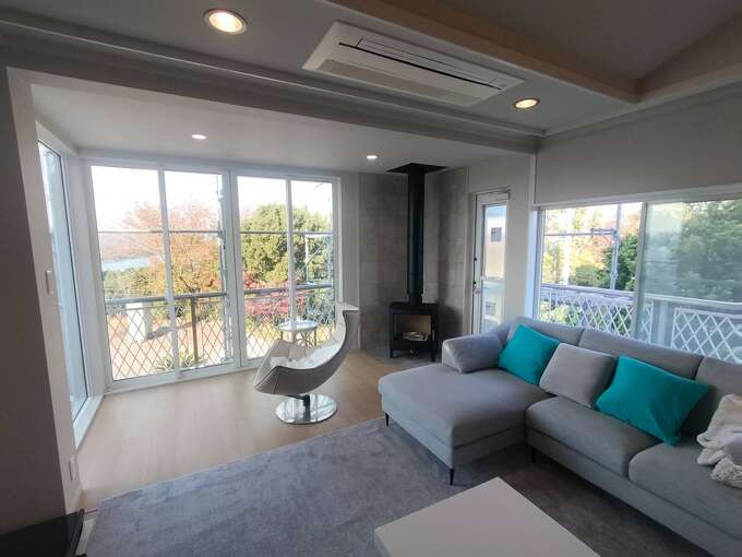 暖炉の炎と景色に包まれる、特別なリビング