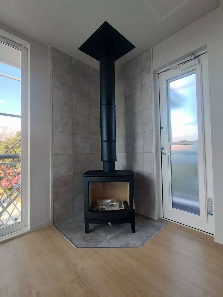 炎のゆらぎが心を落ち着かせる暖炉スペース