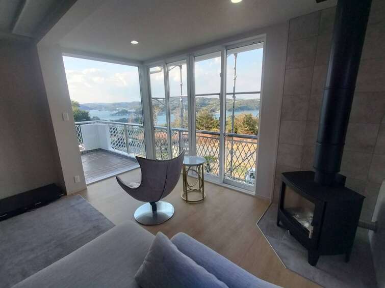 窓いっぱいに広がる、牛窓の海と空