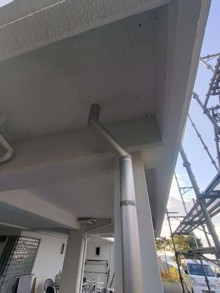 灰捨てシューターを柱に沿わせて設置