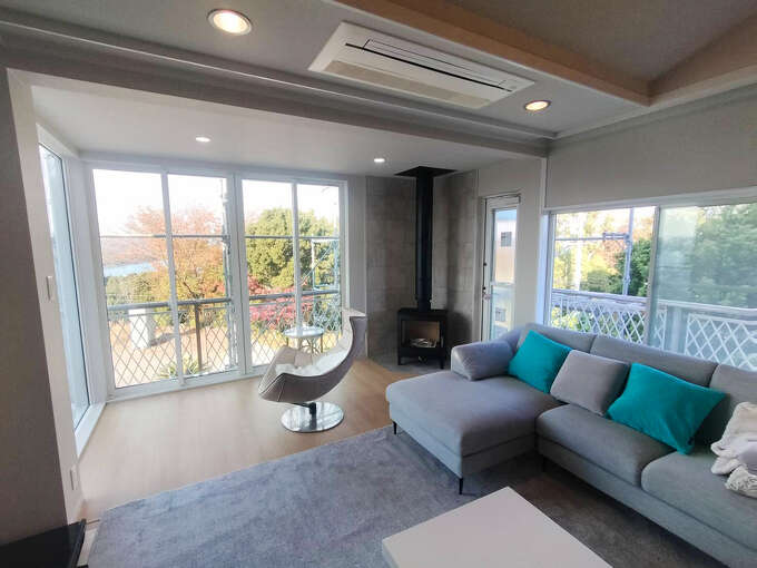 暖炉の炎と景色に包まれる、特別なリビング