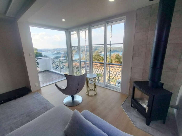 窓いっぱいに広がる、牛窓の海と空