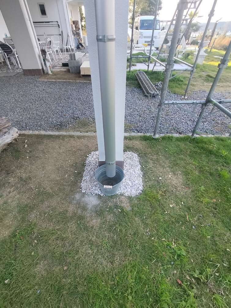 灰捨てシューターを柱に沿わせて設置