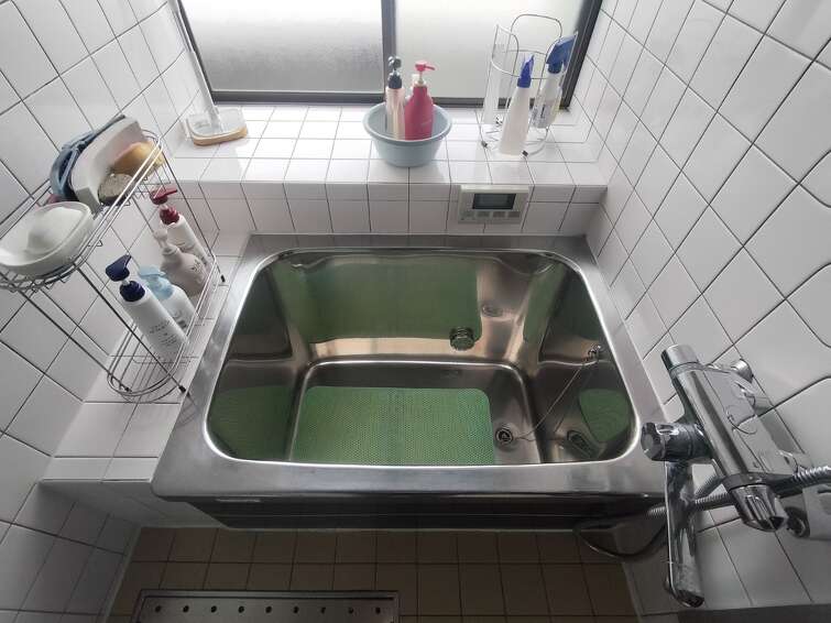 施工前　タイル張りの浴室