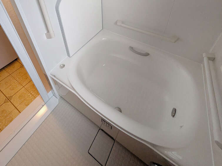 【施工後】湯船も広くなり、手すりも増やしてより安全に入浴できるようになりました