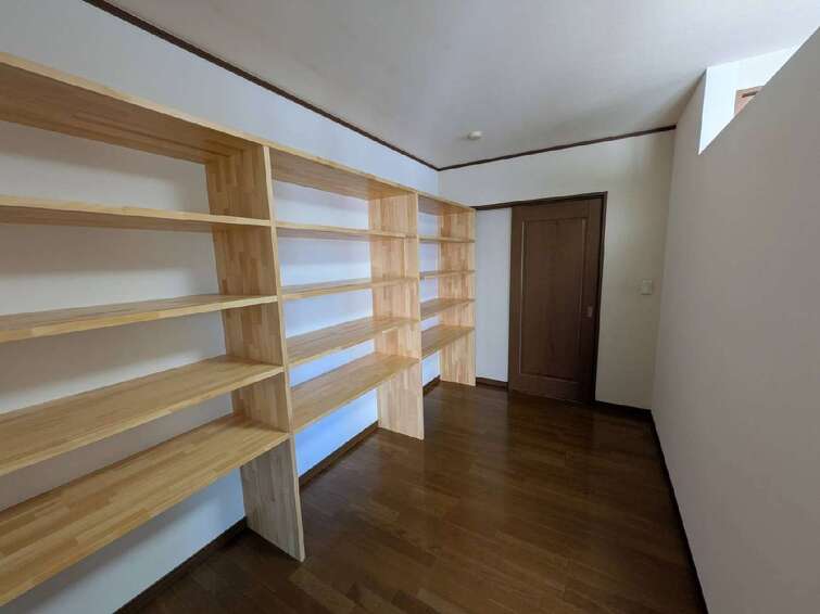 洋室にもしっかりした収納棚を新設