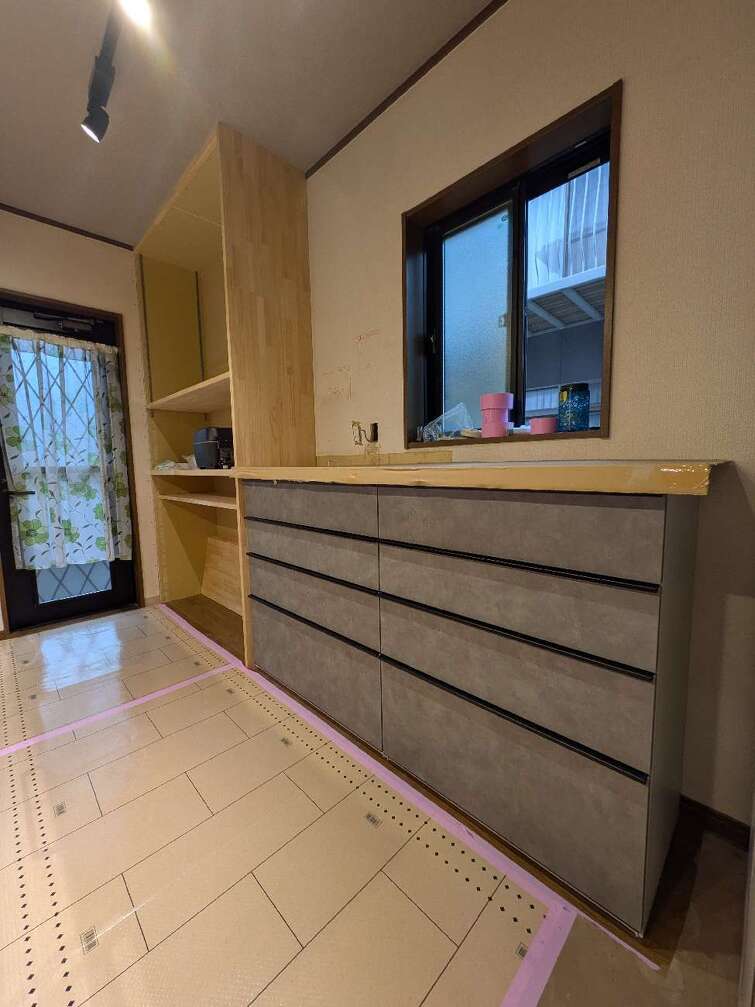 施工途中のリビング収納
