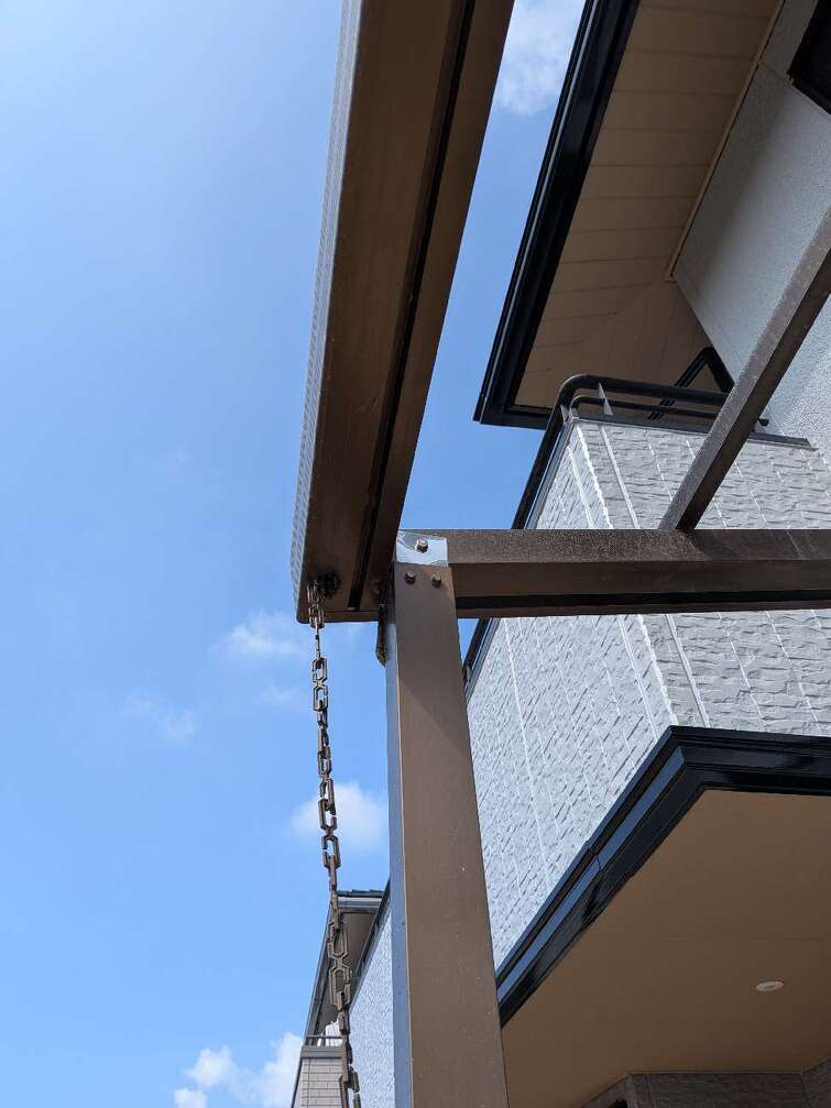 before　風で当たって音がする鎖状の雨どい