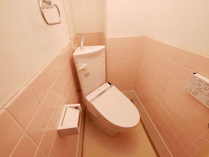 狭小の和式トイレは、斜め設置ができる「和式トイレ改修用便器」で洋式トイレへリフォームしましょう 和式・洋式や便器